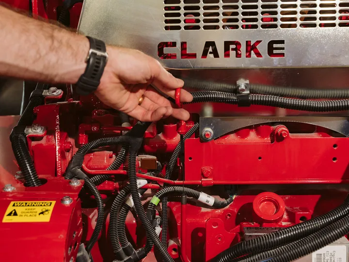 Técnico revisando un motor diésel Clarke de bomba contra incendio