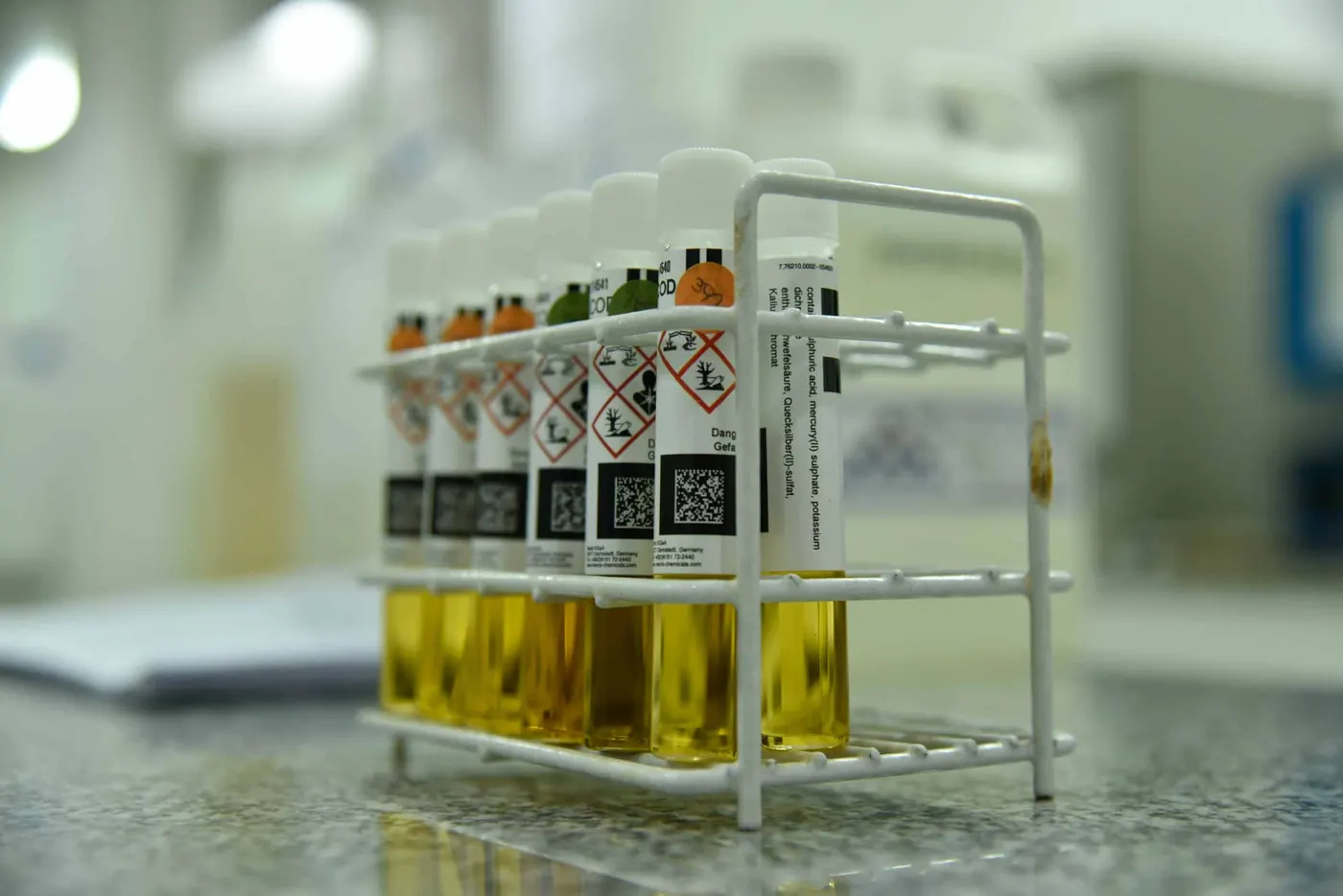 Muestras de aceite en tubos, en el laboratorio