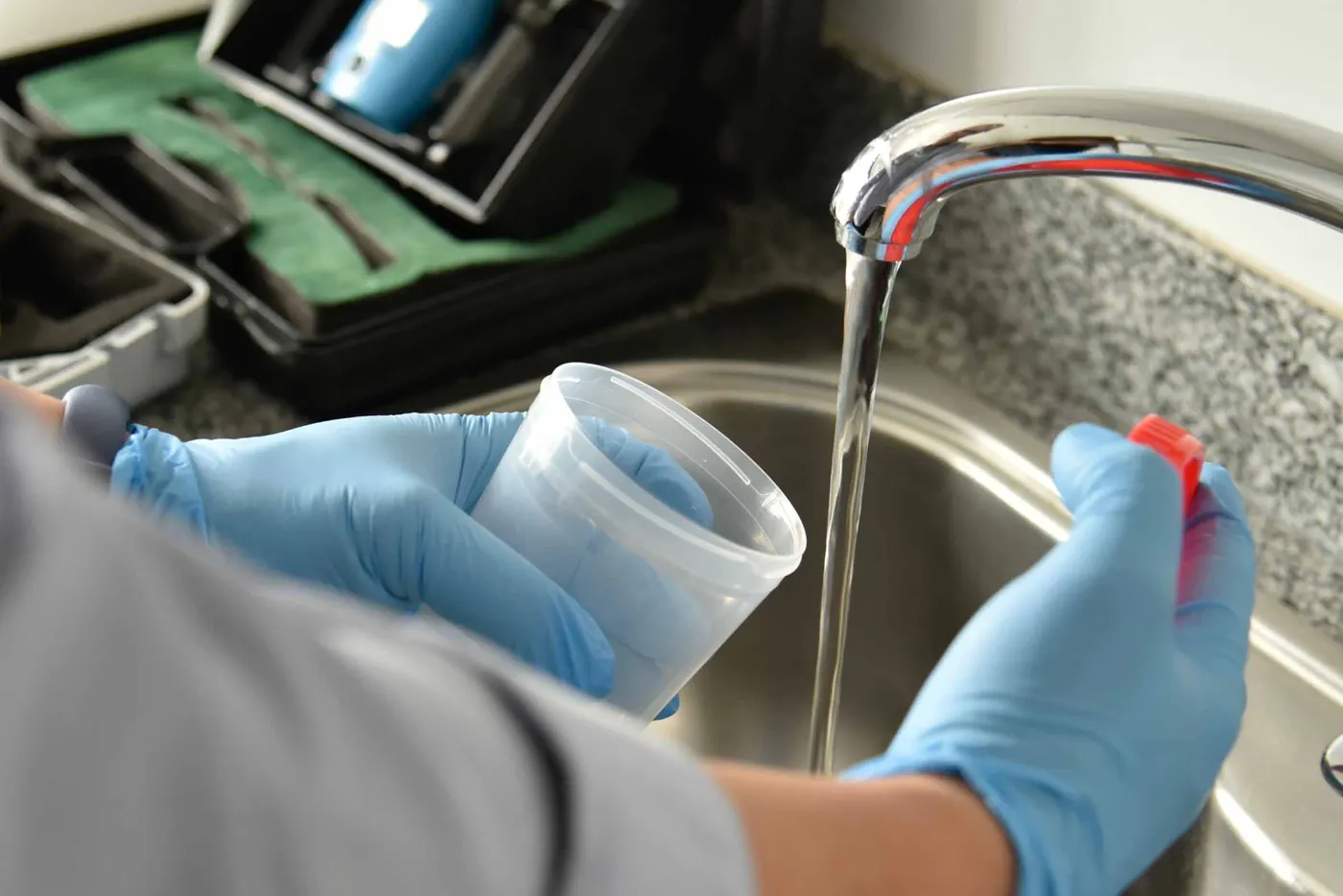 Toma de muestra de agua de canilla