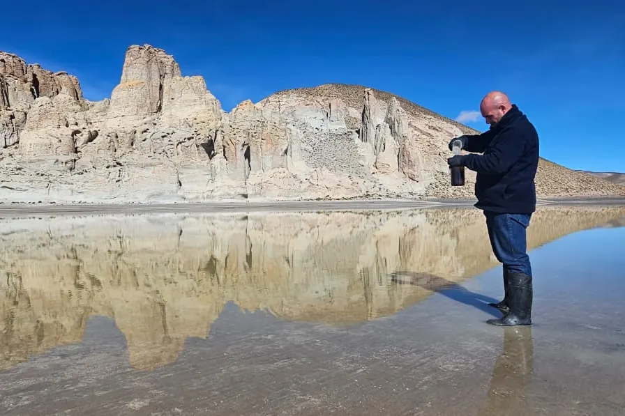 Toma de muestra de agua superficial en una laguna
