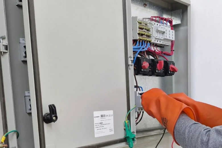 Medición en un tablero eléctrico con guantes dieléctricos