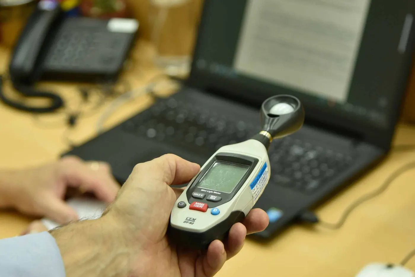 Medición de iluminación con luxómetro en un puesto de trabajo
