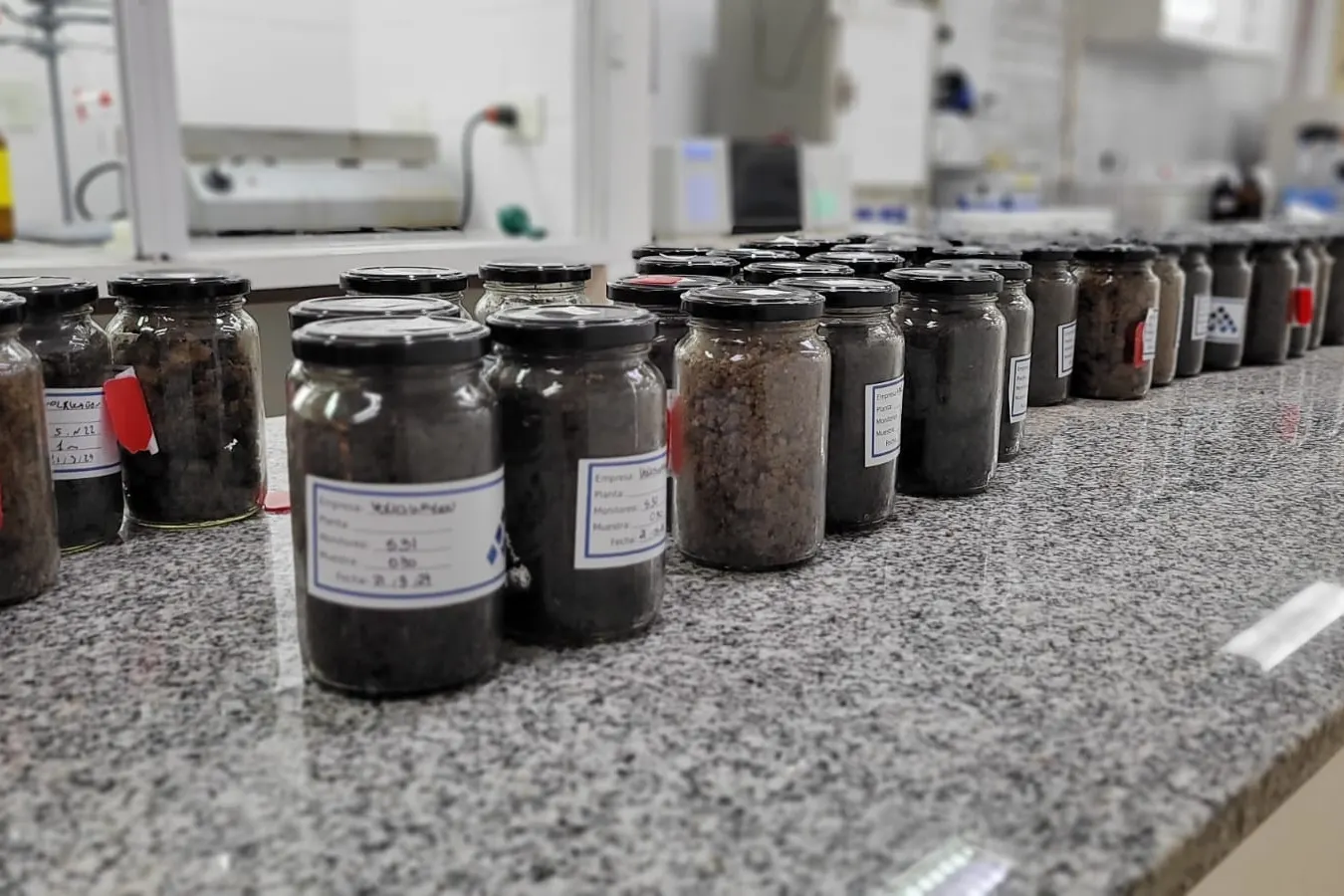 Muestras de suelo en frascos, en la mesada del laboratorio