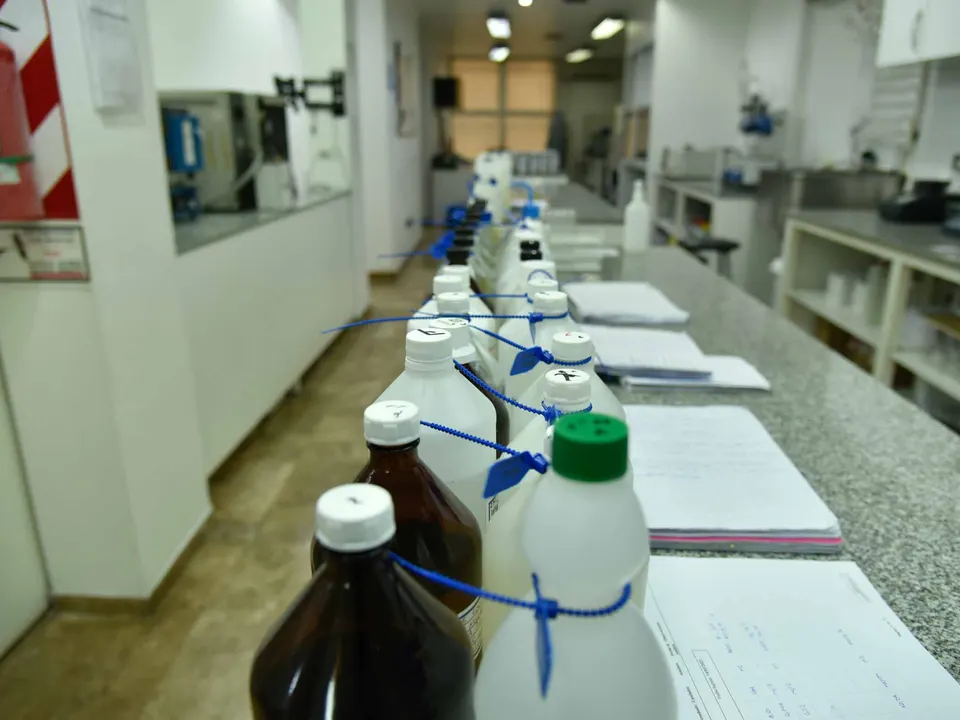 Muestras rotuladas y precintadas en la mesada
